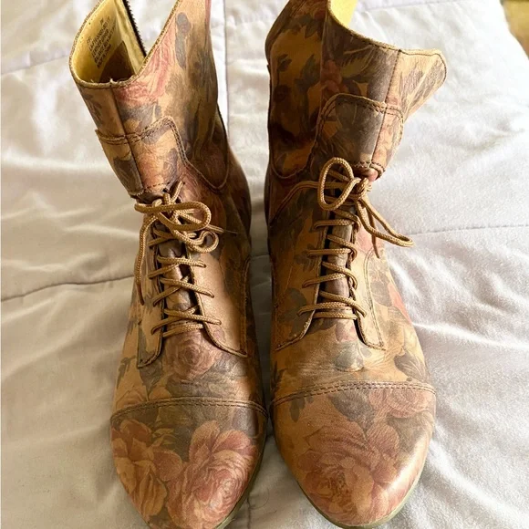 Latigo Floral Ankle Boots - Picture 1 of 7